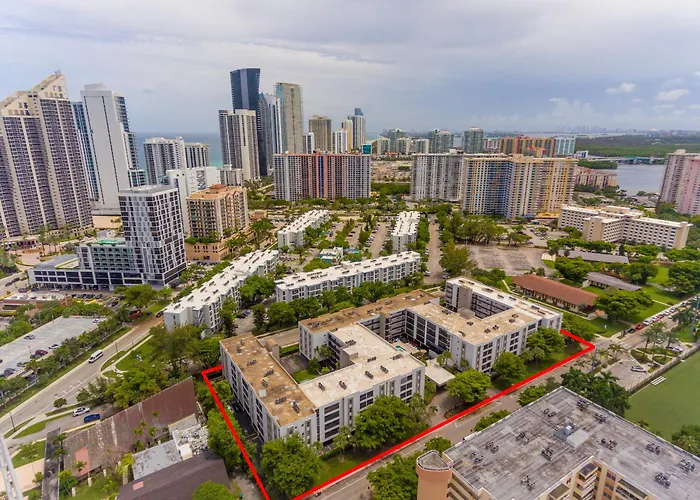 Amazing Condo 5 Minute Walk To The Beach!